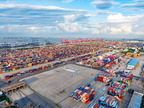 航拍視角下的上海外高橋 集裝箱碼頭與電子商務(wù)的貿(mào)易交響曲
